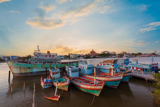 vissersboten en prachtige lucht, veel boten afgemeerd in de ochtend van de zonsopgang in de haven van Chalong,
