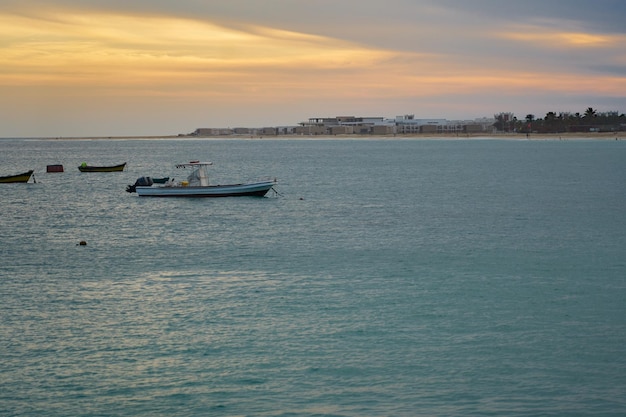 Vissersboten in de haven op het eiland Sal in Kaapverdië