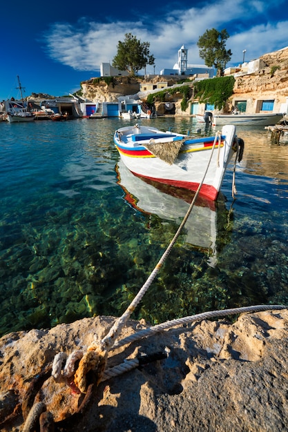 Vissersboten in haven in vissersdorp van mandrakia, milos-eiland, griekenland