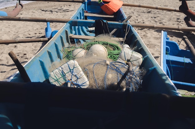 Vissersboten met netten om vis te vangen aan de rand van Siung Beach Yogyakarta Indonesia