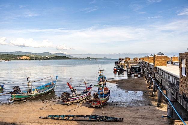 Vissersboten op de kust at low tide. Thailand