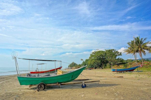 Vissersboten op het strand