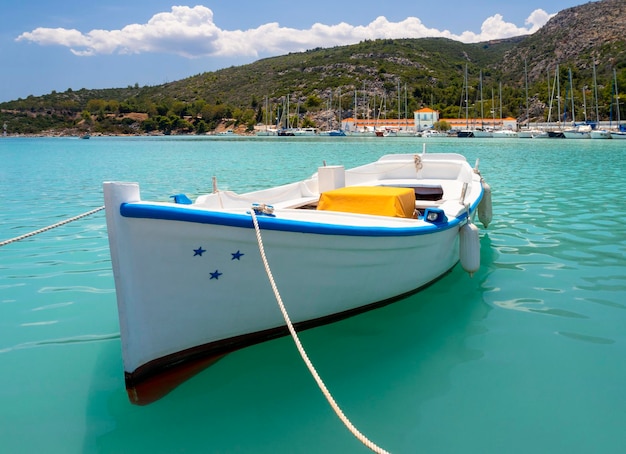 Vissersboten staan in de jachthaven van de badplaats Methana in de Peloponnesos in Griekenland