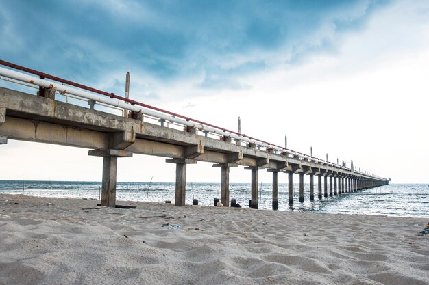 Vissersbrug en oliesteiger in het zuiden van Thailand