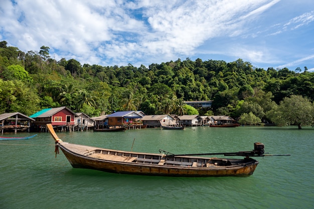 Vissersdorp op een eiland in Thailand