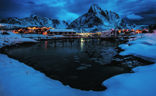 Vissersdorp Reine op de Lofoten met huizen