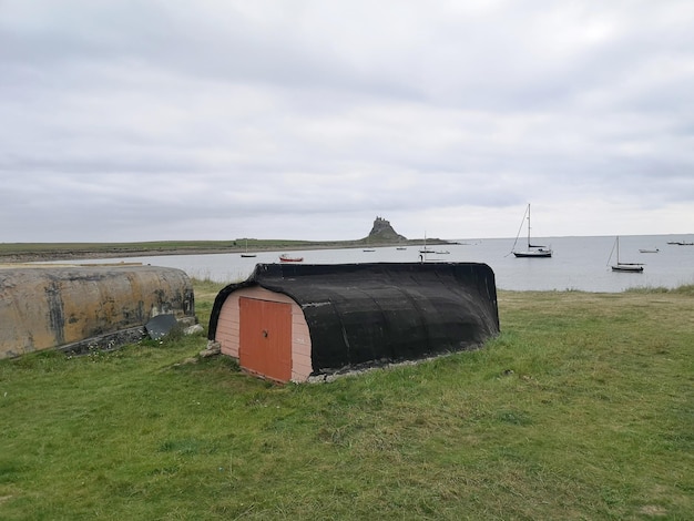 Foto vissershut gebouwd uit een omgekeerde boot lindisfarne northumbria uk