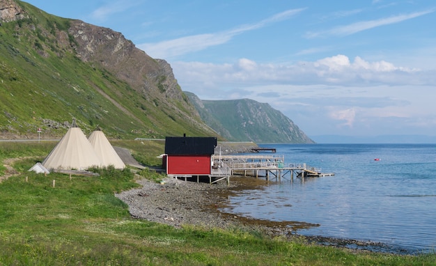 Vissershutten en lavvu, het traditionele huis van de Sami, Noord-Noorwegen
