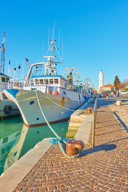 Vissersschepen in de haven van rimini, italië