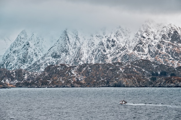 Vissersschip in fjord in Noorwegen