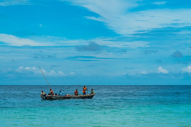 Vissersschip met lokale vissers in het water van de Indische Oceaan. Zanzibar, Tanzania