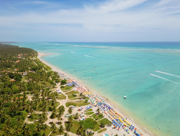 Vista da praia de aguas turquesa com varias barracas Photo