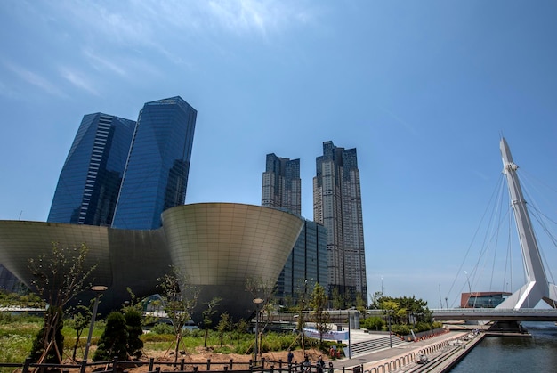 Vista de baixo ângulo de edifícios altos contra o céu azul