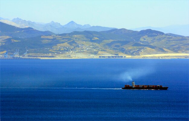 Vista del Estrecho, mar, barcos, montes en costa africana, desde la orilla de Cádiz. Algeciras.