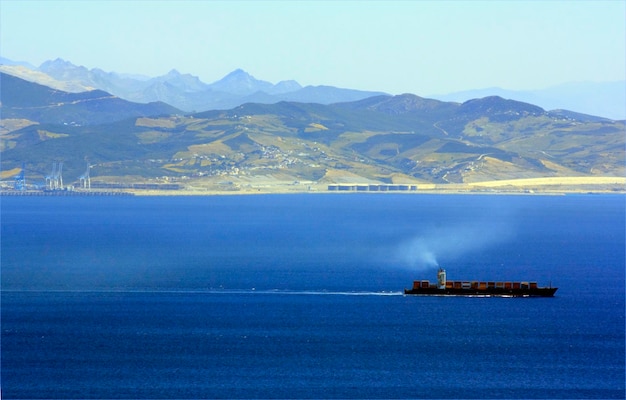 Vista del Estrecho, mar, barcos, montes y costa africana, desde la orilla de Cádiz. Algeciras.