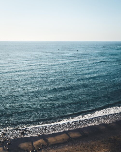 Photo vista elevada de la playa del arenal en tenerife durante una tarde despejada