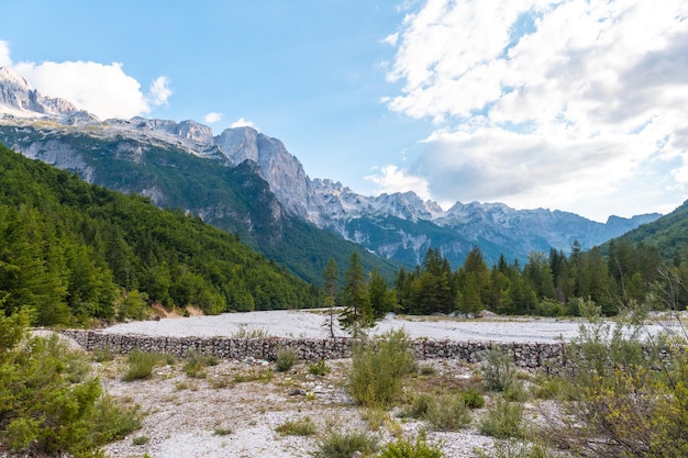 Photo vista preciosa del valle de valbona parque nacional theth alpes albaneses albania valbona