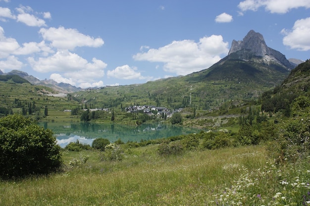 Vistas de Sallent de Gállego y montaña Foratata, Huesca. Pirineos.