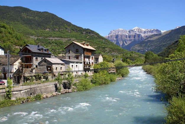 Vistas del río Ara en Broto, casas de pueblo y montes del Pirineo