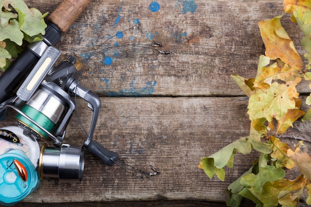 Vistuigen op oude houten raad