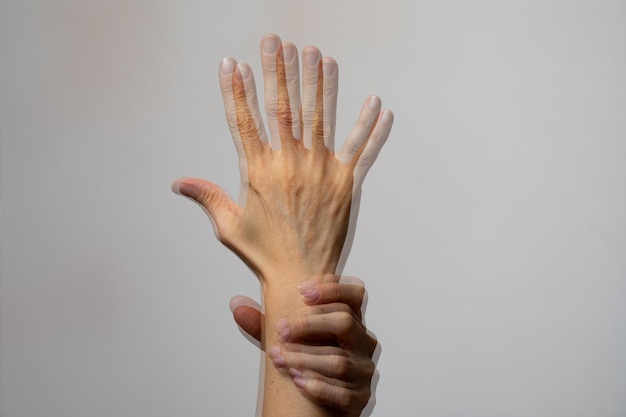 Дефект зрения, вызывающий диплопию, двойное восприятие изображения крупным планом руки