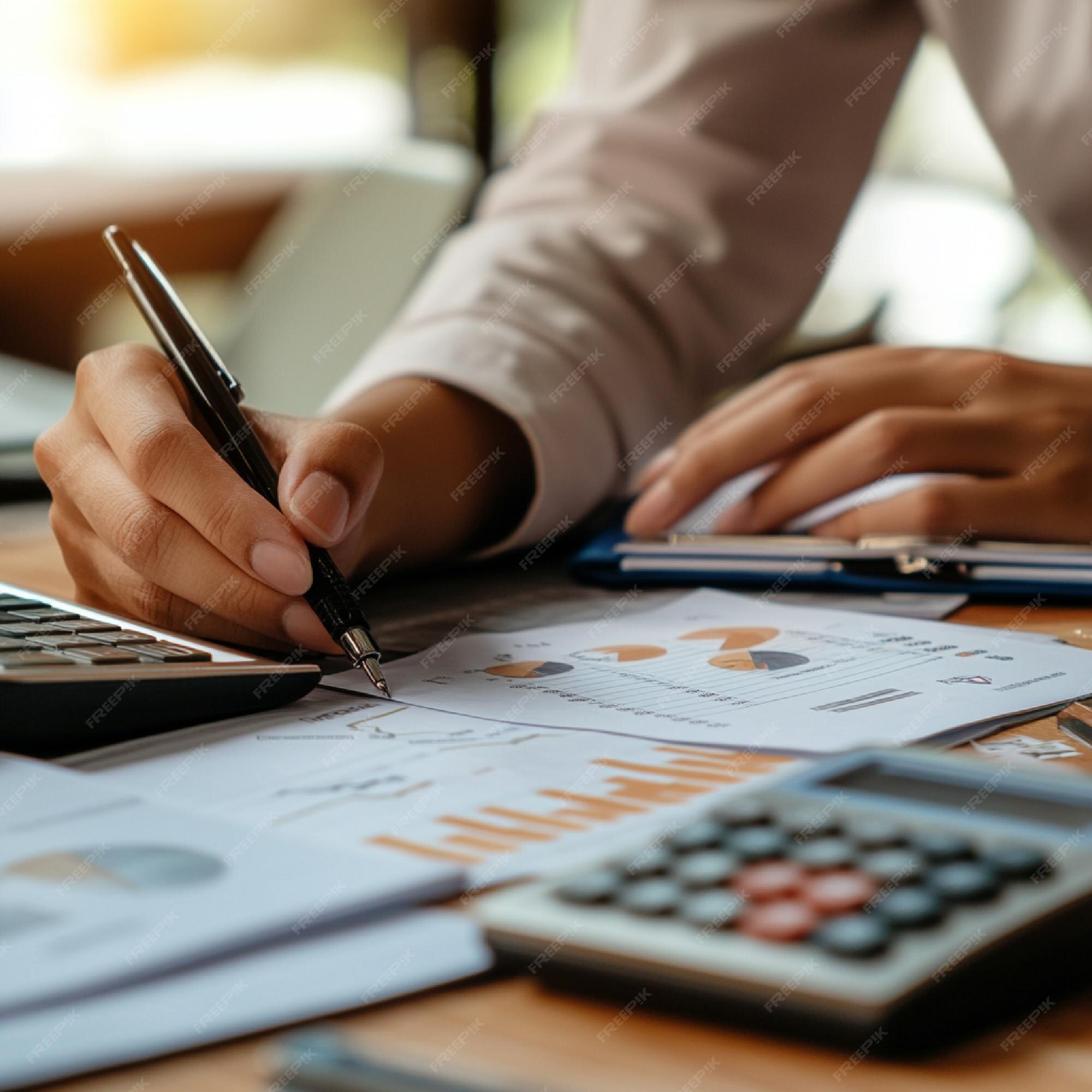 Visual of a payroll accountant conducting payroll training for new ...