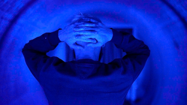 Visualisatie van hoe een man met claustrofobie angst voelt in een kleine kamer media concept van mentale