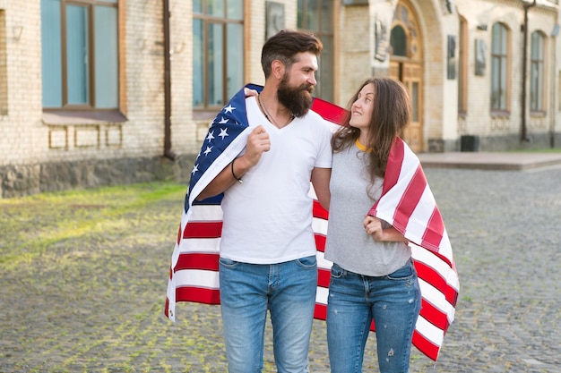 Visum aanvragers. Verliefd stel dat een visum van de Verenigde Staten krijgt. Bebaarde man en sensuele vrouw die de vlag van de vs dragen op de onafhankelijkheidsdag. Visum aanvragen voor Amerikaans staatsburgerschap. Visum of reisvergunning.