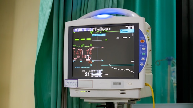 Vitale functies en hartslagmeter met diagram, selectieve focus Weergavescherm van vitale functies in het ziekenhuis, medische apparatuur, gezondheidszorg en medisch concept.