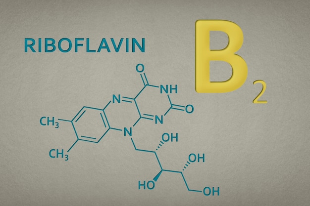 Molecola di riboflavina di vitamina b su sfondo di struttura della carta formula scheletrica di riboflavina di vitamina b r