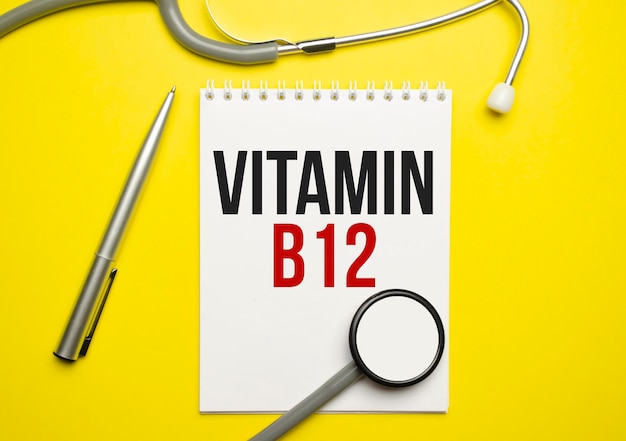 Testo della vitamina b12 scritto sulla carta con lo stetoscopio concetto medico