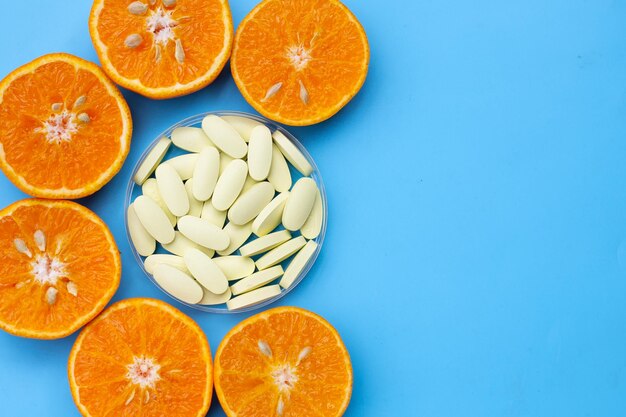 신선한 오렌지 감귤류 과일과 비타민 C 알약