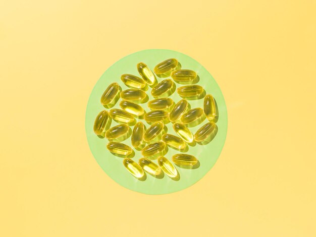 Foto capsule di vitamina d3 o omega a piatto