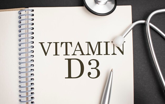 Слово VITAMIN D3, написанное на деревянных блоках и стетоскопе на светлом фоне, концептуальное здравоохранение для больничной клиники и медицинского бизнеса SARS, сокращенно от тяжелого острого респираторного синдрома