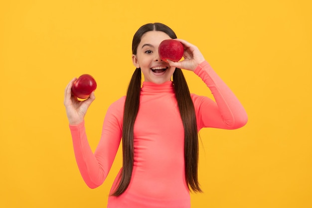 健康食品を食べるビタミンとダイエットの子供子供時代の健康天然有機新鮮なリンゴ