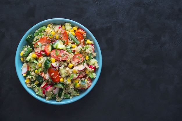 Insalata di vitamine con quinoa e mais. vista dall'alto con spazio di copia.