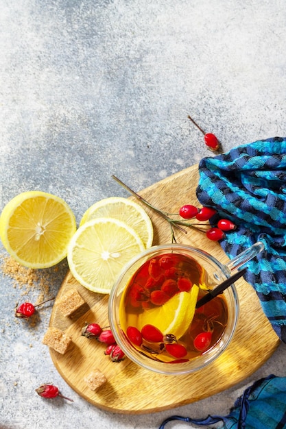 Foto bevanda invernale di vitamine tè caldo rosso asciugato con miele e limone su un tavolo di legno vista superiore