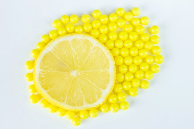 Vitamine C in twee vormen - natuurlijk en dragee. De helft van citroen