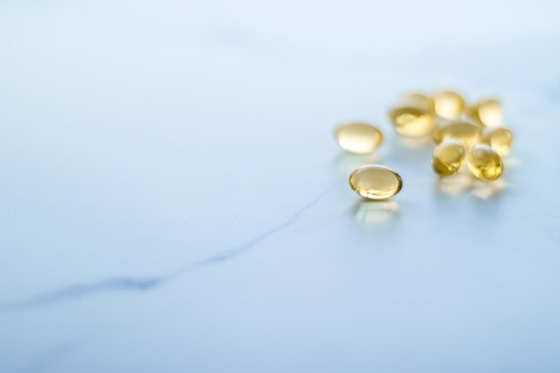 Foto vitamine d en gouden omega 3 pillen voor gezonde voeding voeding visolie voedingssupplement pil capsules gezondheidszorg en geneeskunde als apotheek achtergrond