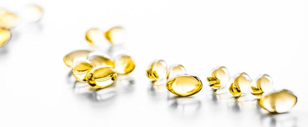 Vitamine D en gouden Omega 3 pillen voor gezonde voeding voeding visolie voedingssupplement pil capsules gezondheidszorg en geneeskunde als apotheek achtergrond