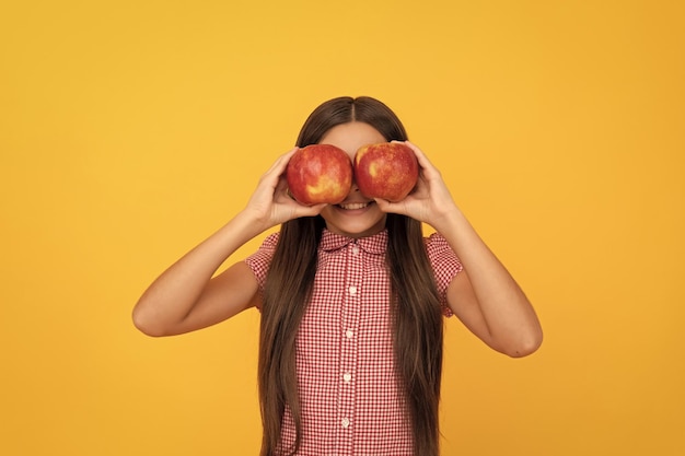 Vitamine en op dieet zijnd kind eet gezond voedsel jeugdgezondheid natuurlijke biologische verse appel