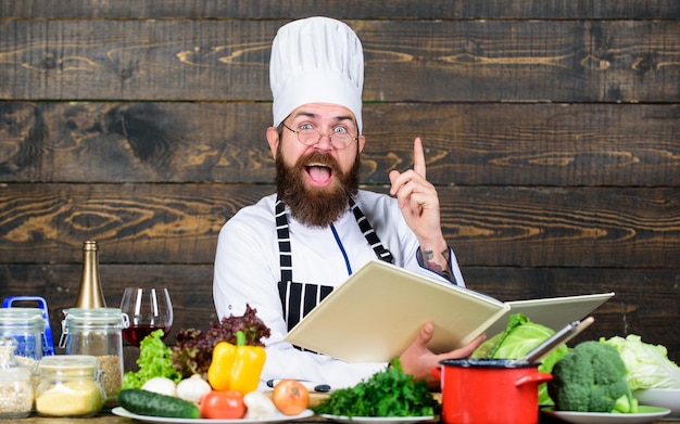 Vitamine Gezonde snacks man gebruik keukengerei Professionele chef-kok in uniform koken Dieet met biologisch voedsel Verse groenten Gelukkig bebaarde man koken in de keuken gezond eten en vegetarisch