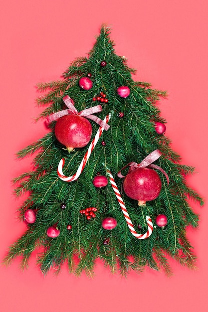 Foto vitamine kerstboom lay-out in de vorm van een boom versierd met verse groenten en fruit op een