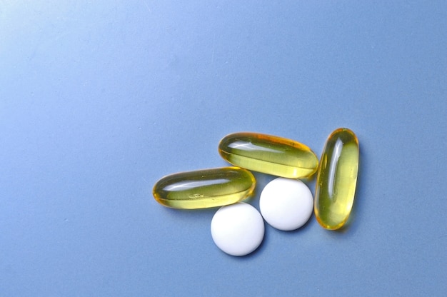 Vitaminen in capsules en tabletten. bovenaanzicht