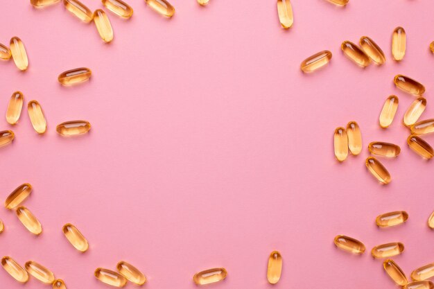 Vitaminen Omega 3 6 9 visolie, vitamine D op een roze