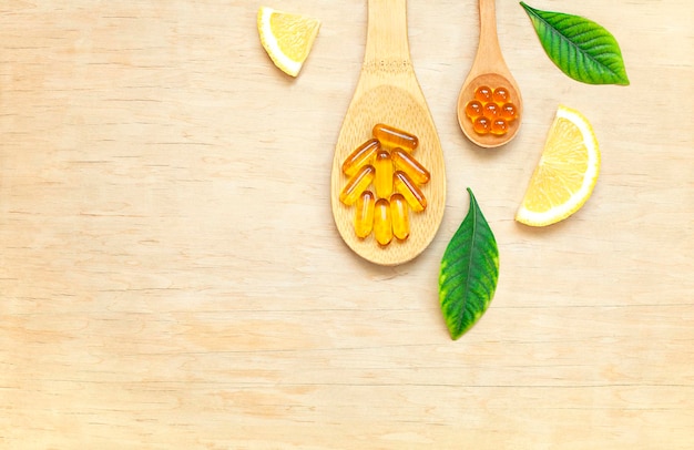 vitamines in houten lepels liggen op een houten tafel Uitzicht van bovenaf