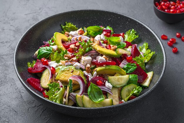 Foto vitaminesalade met groentenfeta-noten en granaatappelclose-up