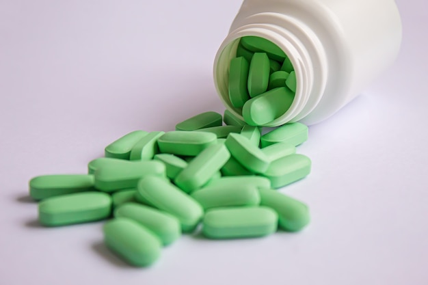 Vitaminetabletten gebruikt als voedingssupplement.groene tabletten..selectieve focus.medical