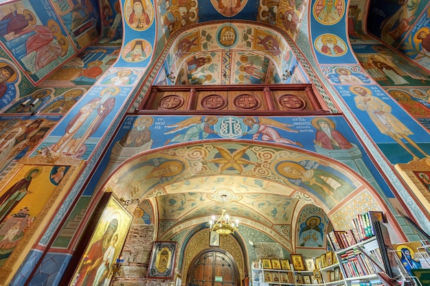 Foto vitebsk bielorussia agosto 2019 cupola interna e guardando in alto in una vecchia chiesa ortodossa soffitto e volte con affresco