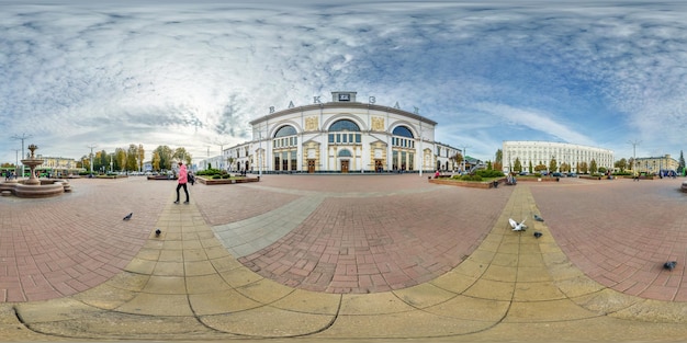 VITEBSK WIT RUSLAND OKTOBER 2018 volledig naadloos sferisch panorama 360 graden hoekweergave in de buurt van het treinstation van de provinciestad 360 panorama in equirectangular projectie klaar VR AR-inhoud